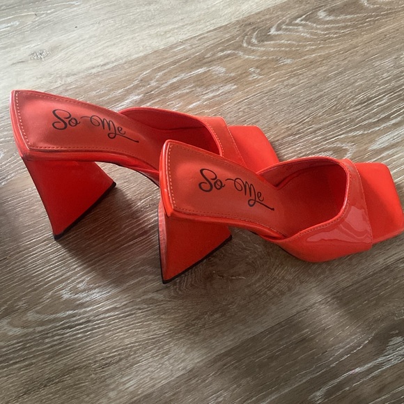 So Me Women's Red Block Heel Mules - Picture 4 of 5